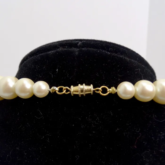 1970s Synthetic Pearl Beaded Necklace Vintage by Misty Necklaces