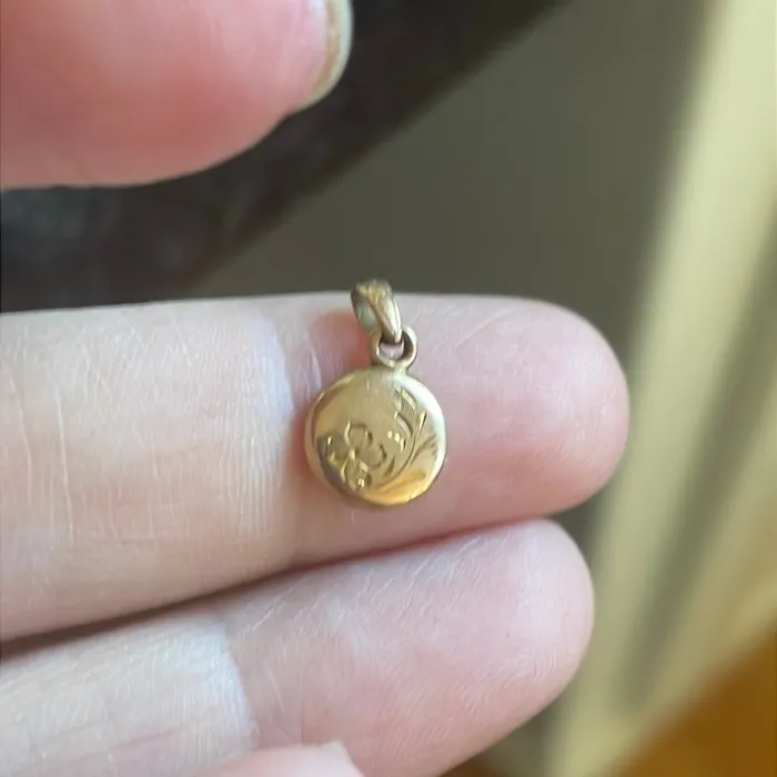 Dainty Flower Pendant 10k Gold Vintage Vintage Paris Jewelry Necklaces Dainty Flower Pendant 10k Gold Vintage Vintage Paris Jewelry Necklaces