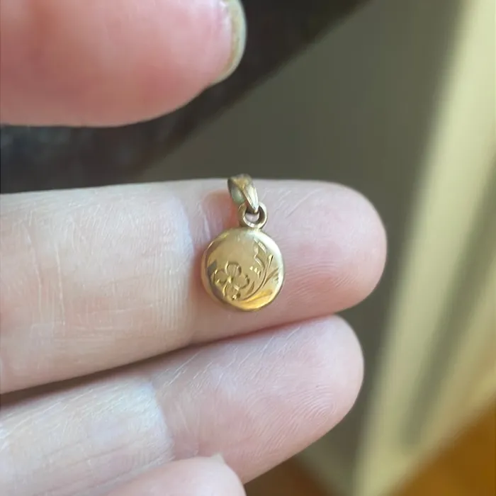 Dainty Flower Pendant 10k Gold Vintage Vintage Paris Jewelry Necklaces Dainty Flower Pendant 10k Gold Vintage Vintage Paris Jewelry Necklaces